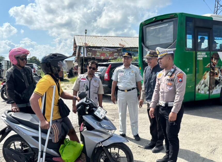 PJ Jasa Raharja Samsat Bangkalan Ikuti Operasi Gabungan dan Edukasi Keselamatan di Jl. Raya Tangkel Kabupaten Bangkalan