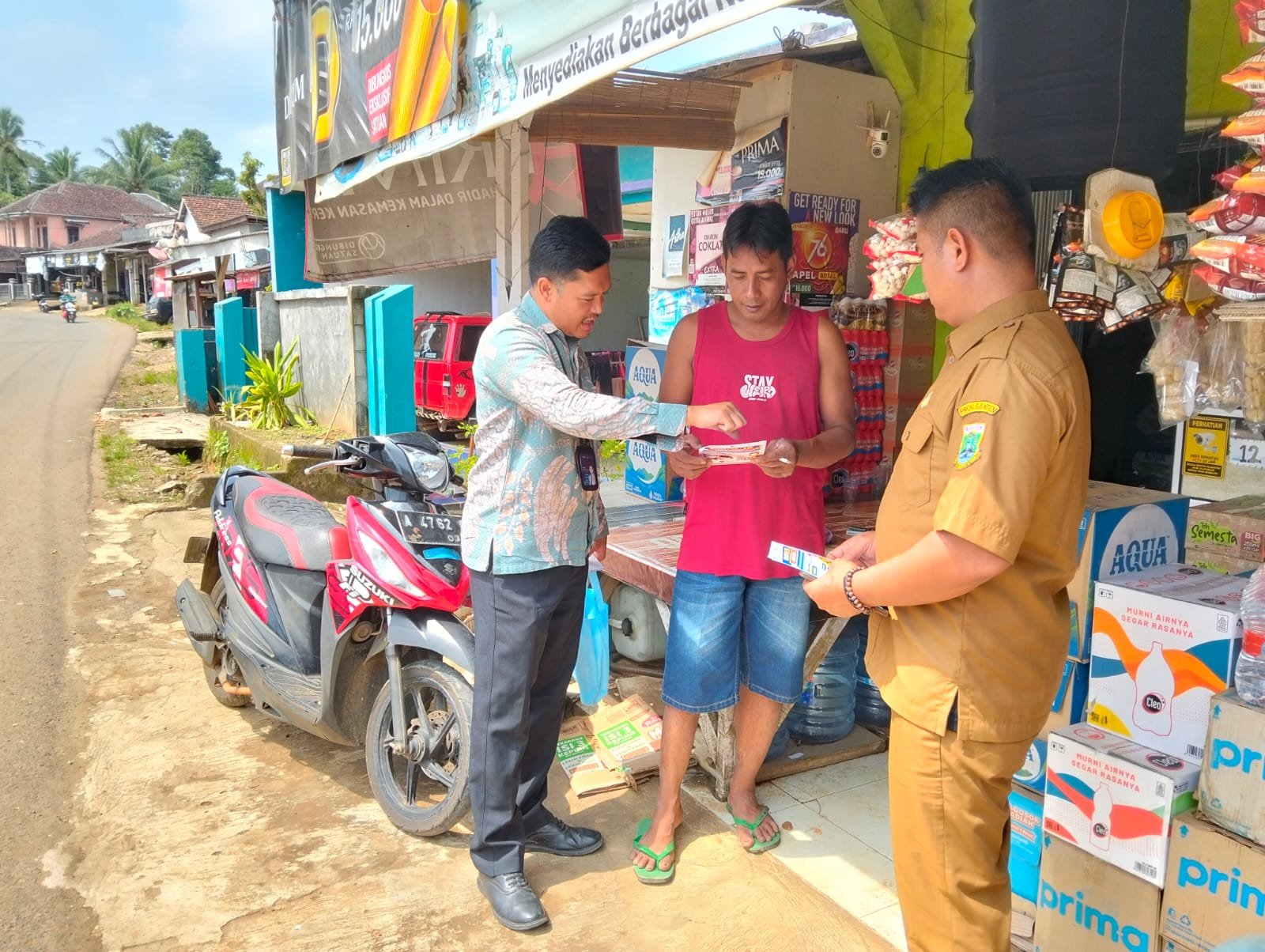Jasa Raharja Gandeng UPT PPD Bapenda Samsat Malingping dan Toko Sembako Madura, Bagikan Flyer Undian Emas serta Fasilitasi Pembayaran Digital di Pasar Sukamaju