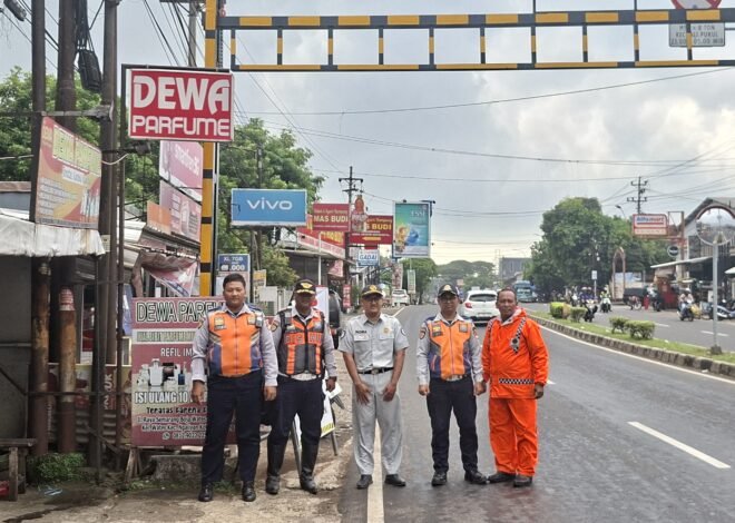 Tekan Angka Kecelakaan di Ngaliyan, Jasa Raharja Semarang dan Tim Gabungan Pasang Portal Pembatas di Jalur Silayur