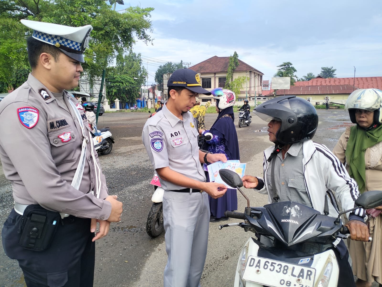 Tim Pembina Samsat Pelaihari Sasar Pengguna Jalan, Edukasi Pajak dan Gebyar Emas Digencarkan