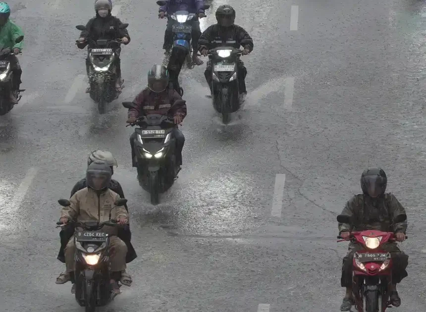 Cuaca Ekstrem Berlanjut, BMKG Minta Warga Sumatera-Jawa Waspadai Dampak Siklon 92S