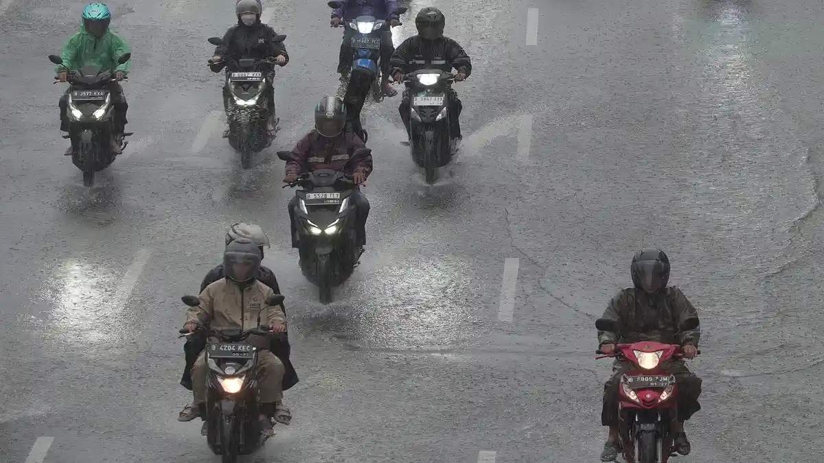 Cuaca Ekstrem Berlanjut, BMKG Minta Warga Sumatera-Jawa Waspadai Dampak Siklon 92S