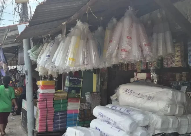 Kenaikan Harga Plastik Bikin Pedagang Pasar Kranji Bekasi Menjerit