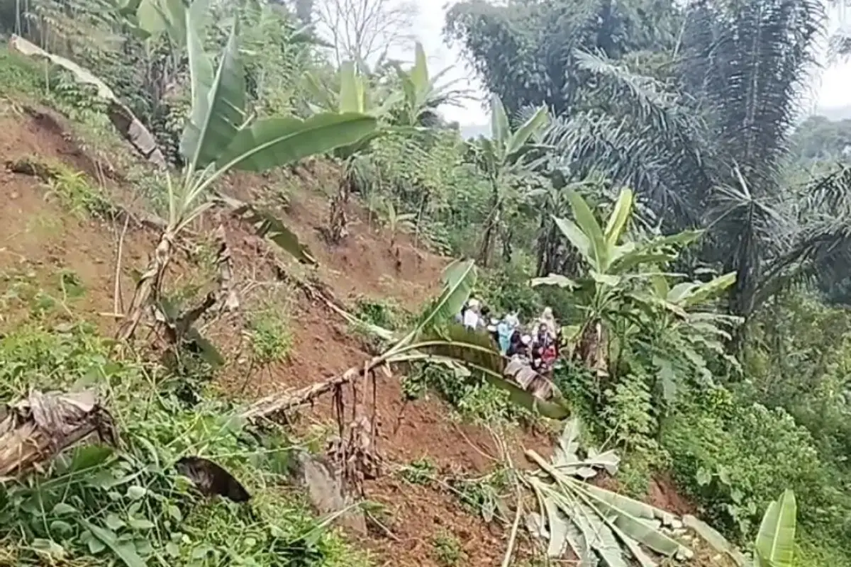 BPBD Evakuasi Korban dan Jenazah Usai Longsor Terjang Desa Batulawang