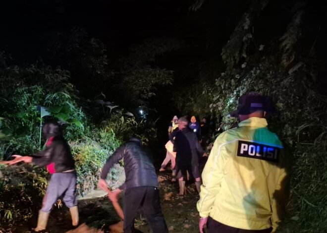 Longsor Tutup Jalur Banjarwangi-Singajaya, Petugas Bergerak Cepat Tangani di Garut