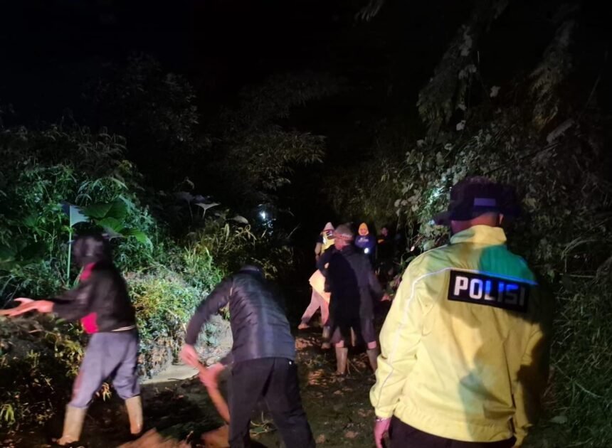 Longsor Tutup Jalur Banjarwangi-Singajaya, Petugas Bergerak Cepat Tangani di Garut