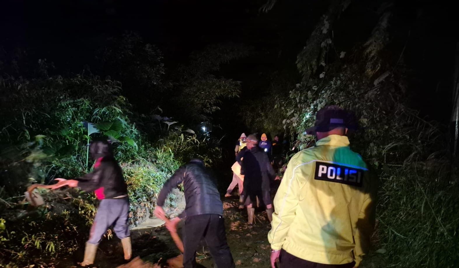 Longsor Tutup Jalur Banjarwangi-Singajaya, Petugas Bergerak Cepat Tangani di Garut