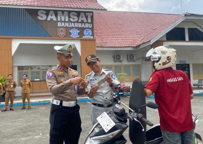 Tim Pembina Samsat Banjarbaru Sosialisasi Pengendara terkait Kepatuhan Kendaraan Bermotor