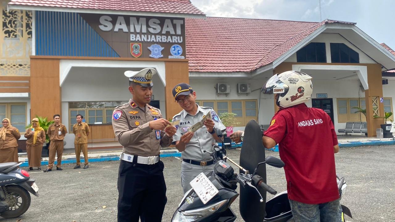 Tim Pembina Samsat Banjarbaru Sosialisasi Pengendara terkait Kepatuhan Kendaraan Bermotor
