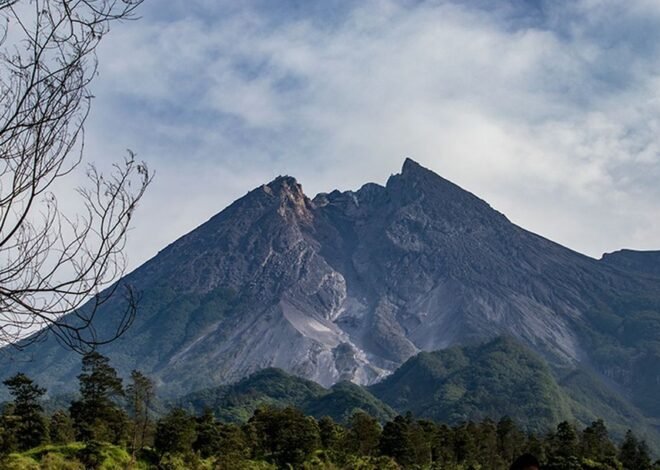 Erupsi Gunung Marapi Lontarkan Abu 1,6 Km, Warga Diimbau Waspada