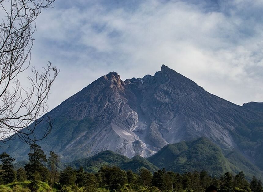 Erupsi Gunung Marapi Lontarkan Abu 1,6 Km, Warga Diimbau Waspada