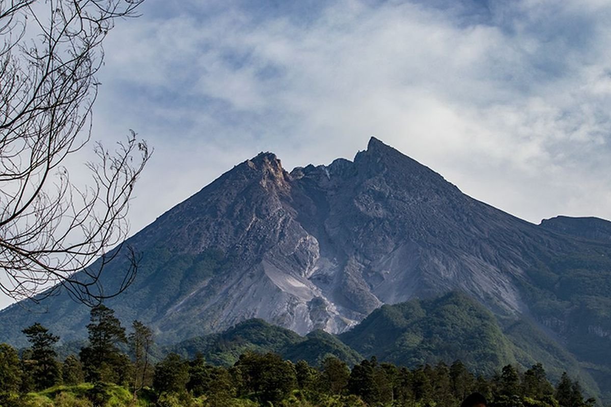 Erupsi Gunung Marapi Lontarkan Abu 1,6 Km, Warga Diimbau Waspada