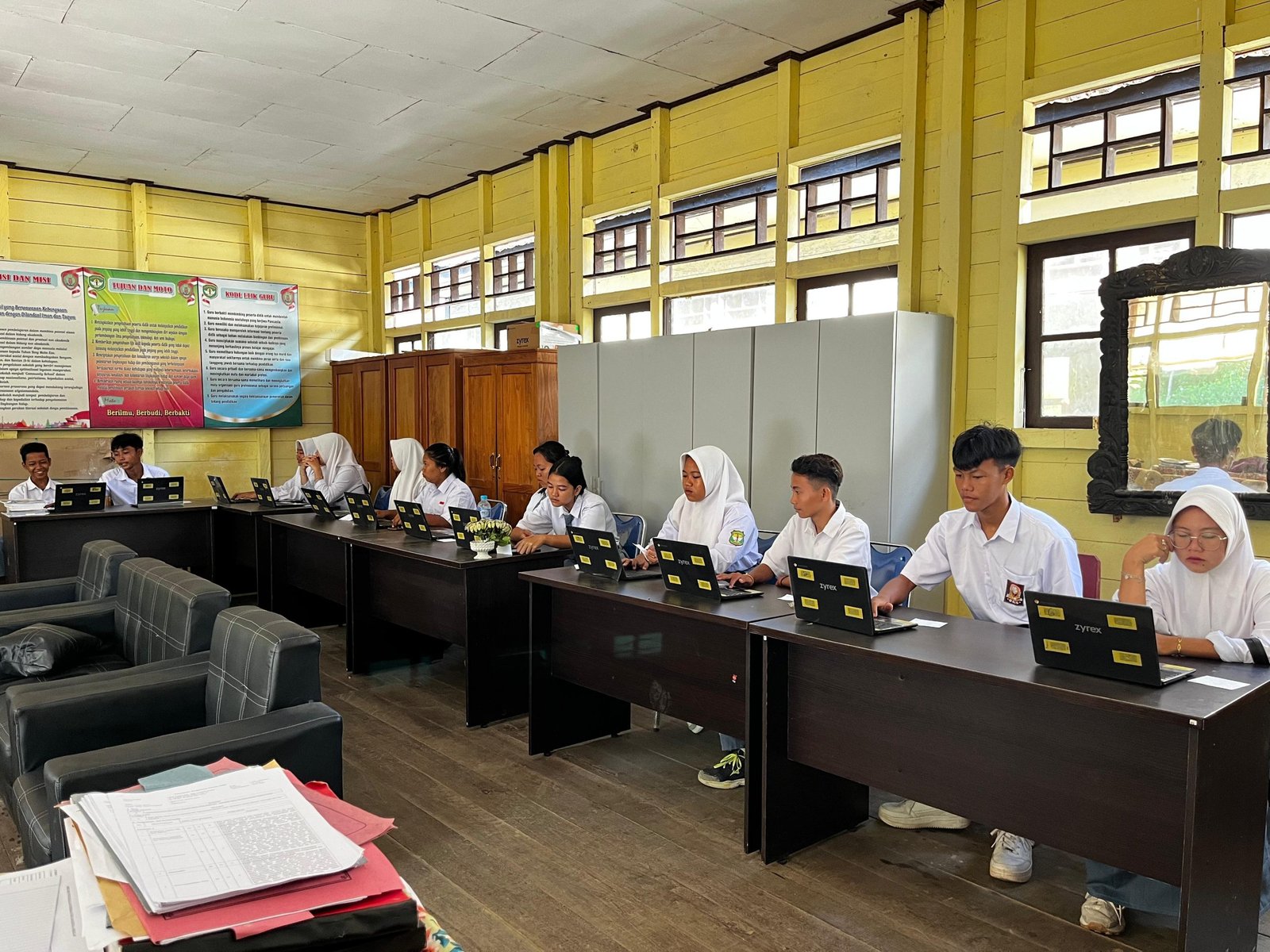 Kemendikdasmen Siapkan Internet dan Panel Surya untuk Sekolah Terpencil