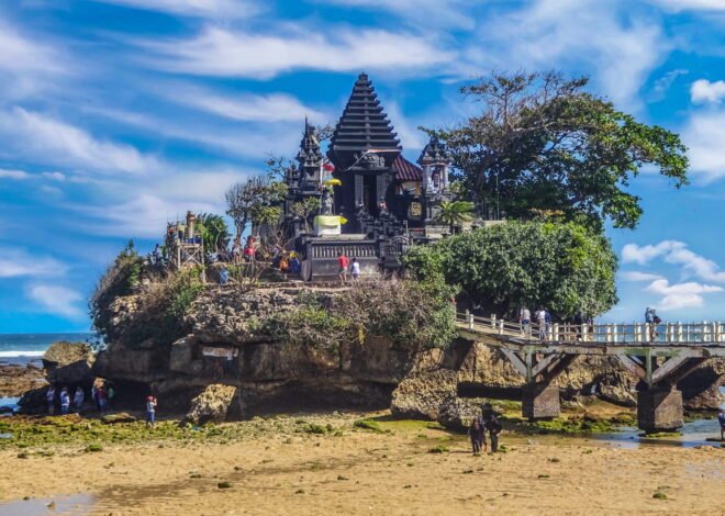 Lagi Hits, Pantai Balekambang Jadi Destinasi Favorit dengan Pura di Tengah Laut
