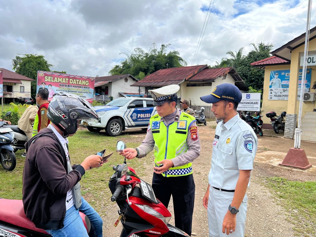 Jasa Raharja Putussibau Bersama Tim Pembina Samsat Kapuas Hulu Gelar Operasi Gabungan di Putussibau Utara