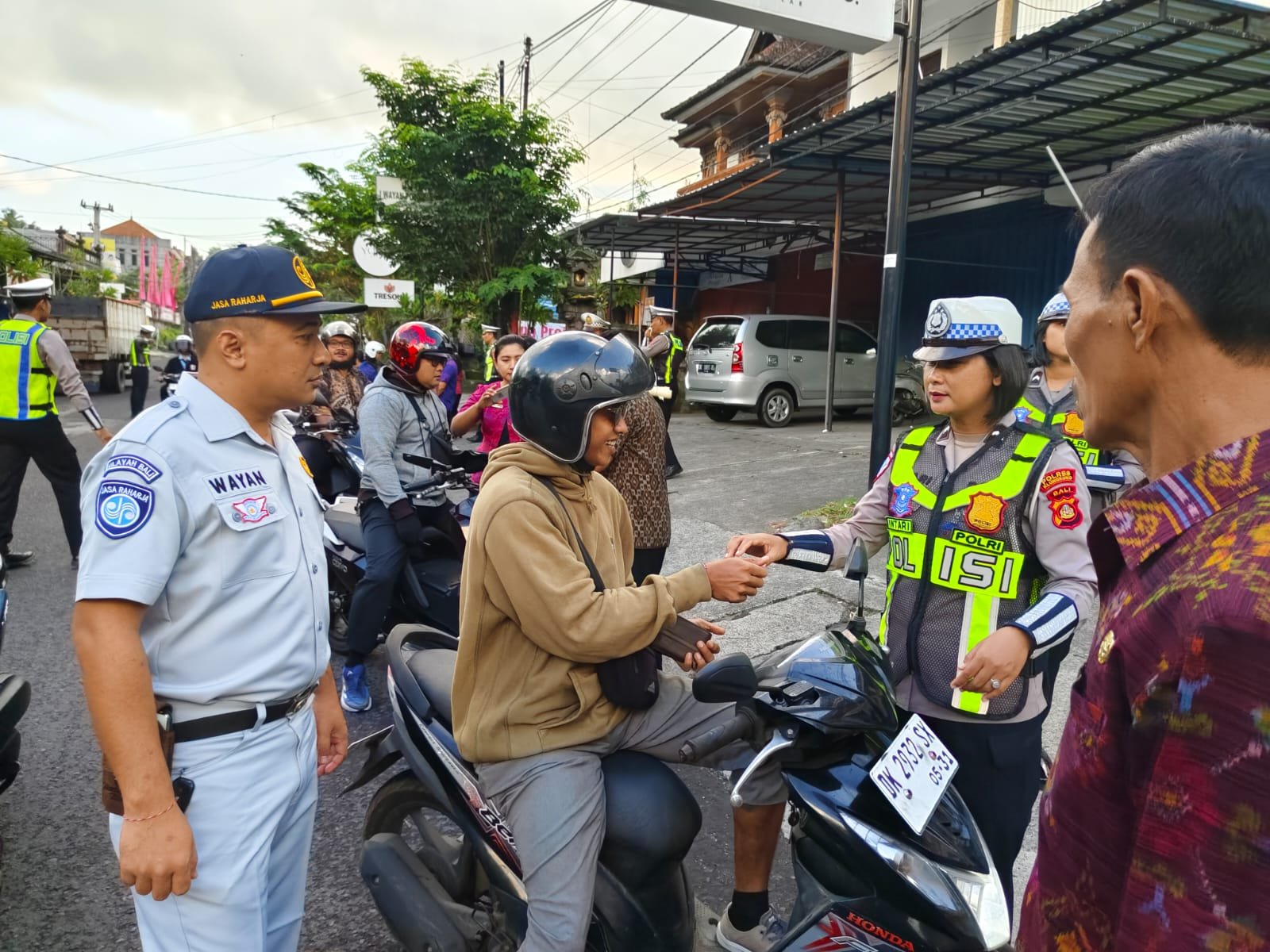 Razia Gabungan di Depan Kantor Samsat Klungkung, Dorong Kepatuhan Pajak dan Keselamatan Berlalu Lintas