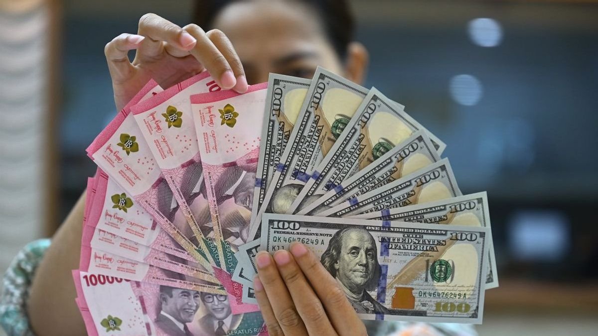 Rupiah Dibuka Menguat, Sentuh Level Rp17.696 per Dolar AS
