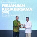 Saksikan Penandatanganan PKB Jasa Raharja dan Serikat Pekerja, Menaker Titip Tiga Agenda Strategis