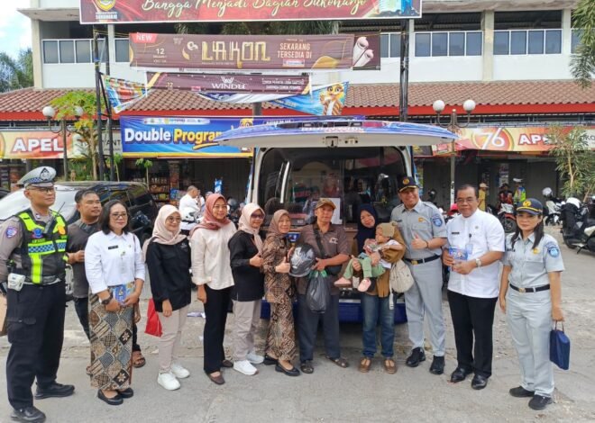 Tim Pembina Samsat Sukoharjo Sasar Pasar Tawangsari, Apresiasi Wajib Pajak Patuh dengan Souvenir. 