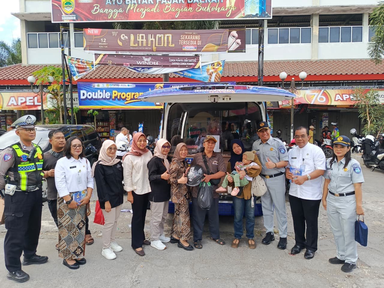 Tim Pembina Samsat Sukoharjo Sasar Pasar Tawangsari, Apresiasi Wajib Pajak Patuh dengan Souvenir. 