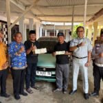 Kepala Cabang Jasa Raharja Pamekasan dan Kepala UPTD PPD Sumenep Provinsi Jawa Timur Serahkan Hadiah Umroh kepada Wajib Pajak Patuh