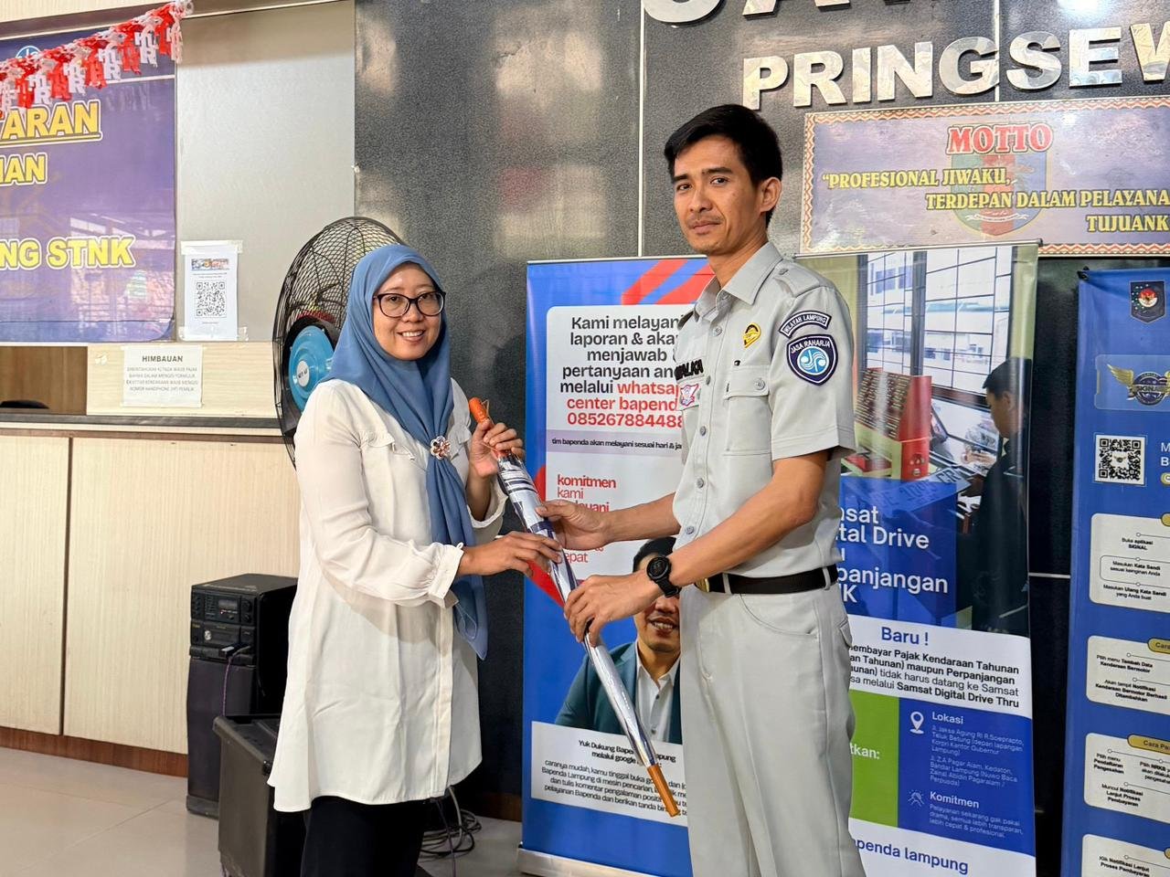 Samsat Pringsewu Berikan Souvenir kepada Wajib Pajak dalam Program Keringanan Pajak 2026