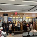 Samsat Pesawaran Berikan Apresiasi kepada Wajib Pajak Taat melalui Pemberian Souvenir