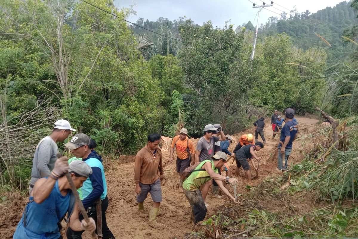 Longsor Isolasi Desa di Sidrap, 614 Warga Terdampak dan 221 Rumah Rusak