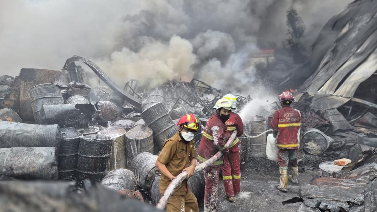 Asap Hitam Pekat dan Ledakan Hebat Landa Kebakaran Pabrik di Tangerang