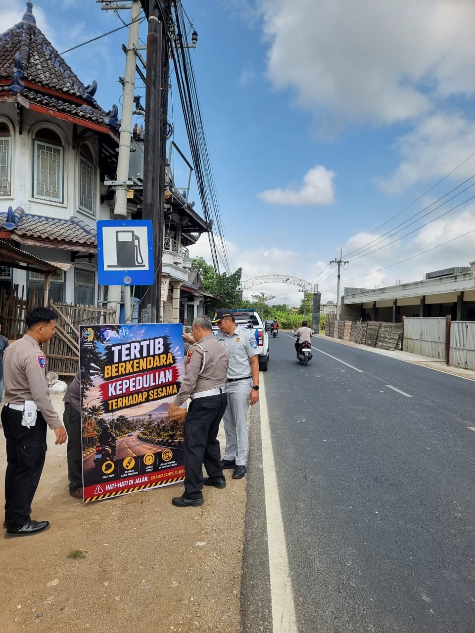 Tingkatkan Kesadaran Pengguna Jalan, Puluhan Spanduk Himbauan Keselamatan dipasang di Daerah Rawan Kecelakaan