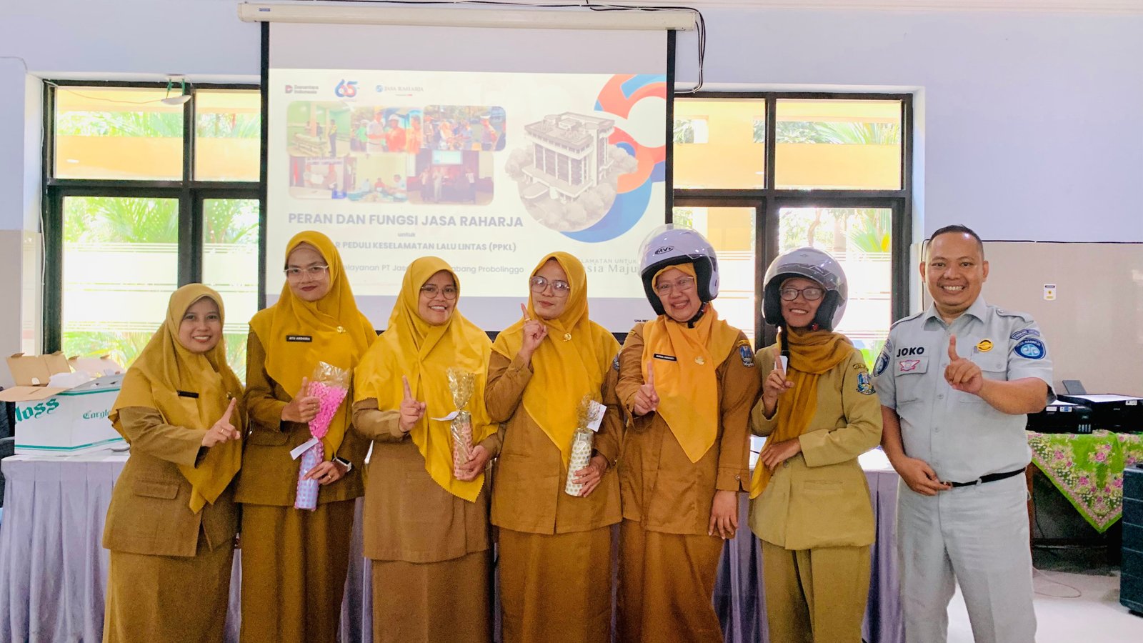 Jasa Raharja Edukasi Pengajar SMA Negeri 1 Lumajang untuk Wujudkan Budaya Tertib Berlalu Lintas.