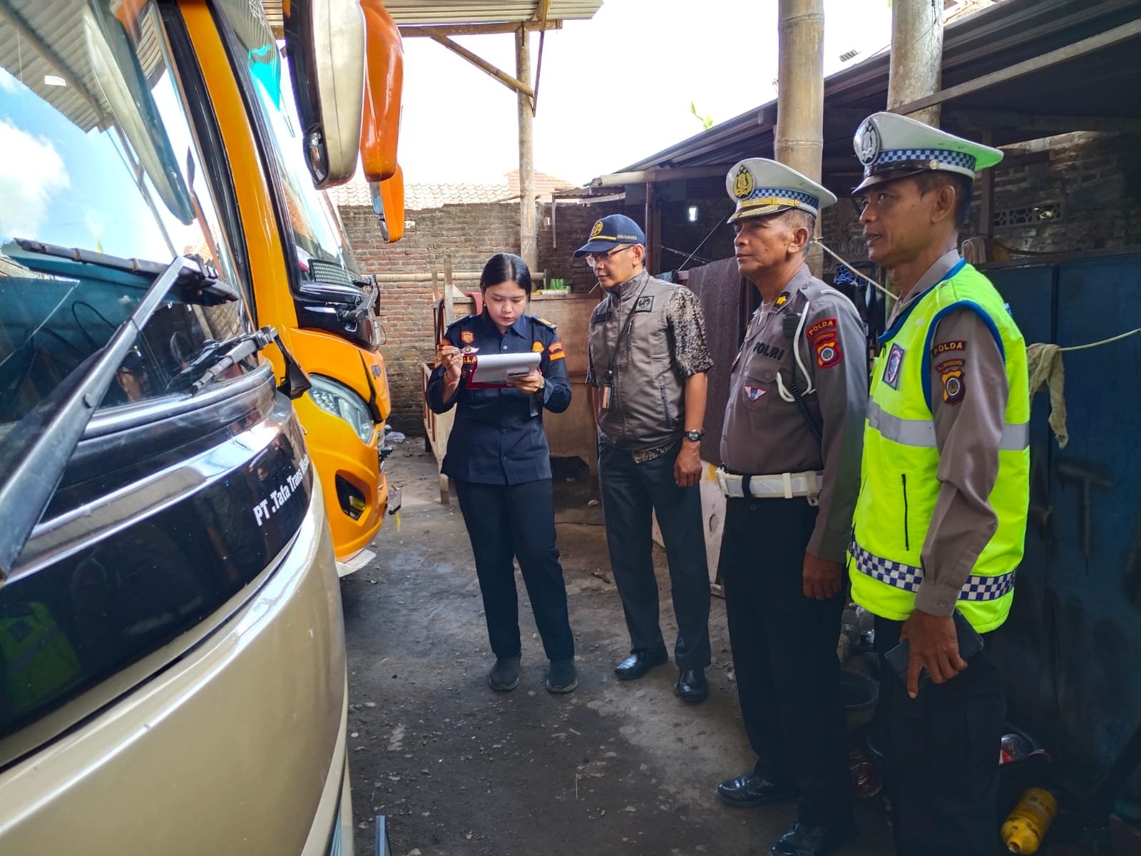 Jelang Peningkatan Mobilitas Wisata, Tim Gabungan Lakukan Ramp Check Bus Pariwisata di Bantul