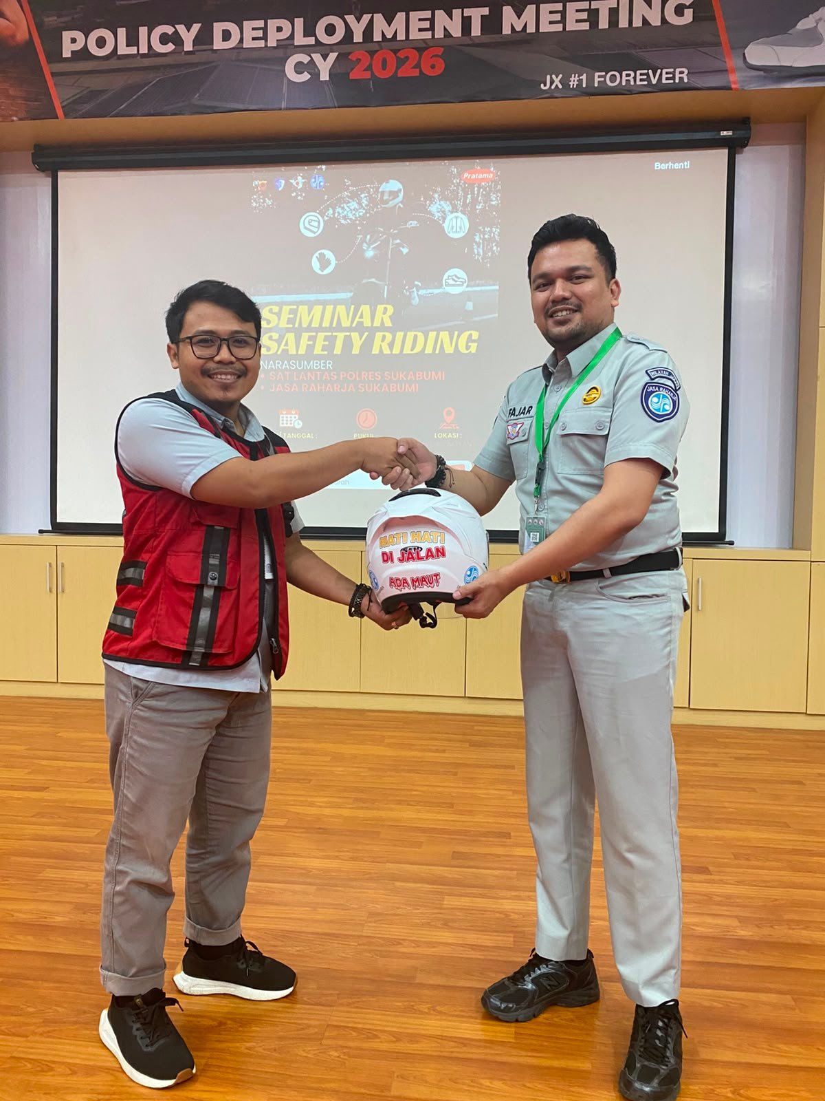 Jasa Raharja Cabang Sukabumi Dan Satlantas Polres Kota Sukabumi Perkuat Budaya Keselamatan Berkendara Melalui Sosialisasi Safety Riding di PT Pratama Sukalarang