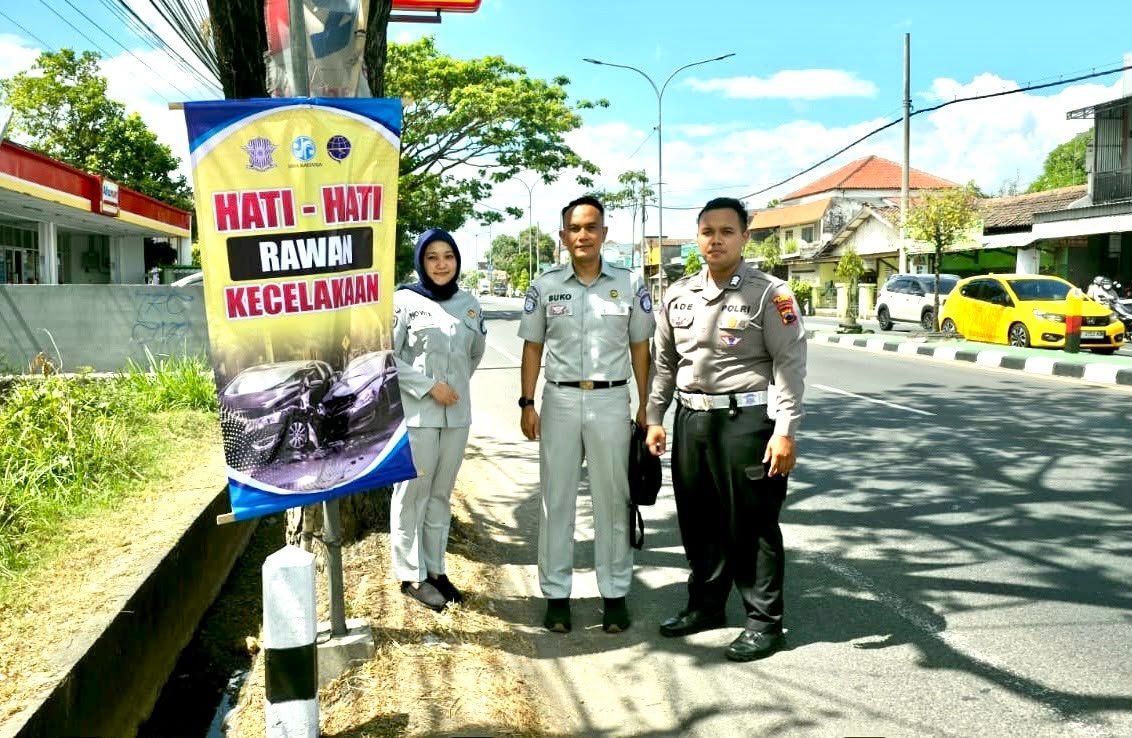 Jasa Raharja Klaten Bersama Mitra Pasang Rambu di Titik Rawan Laka Prambanan