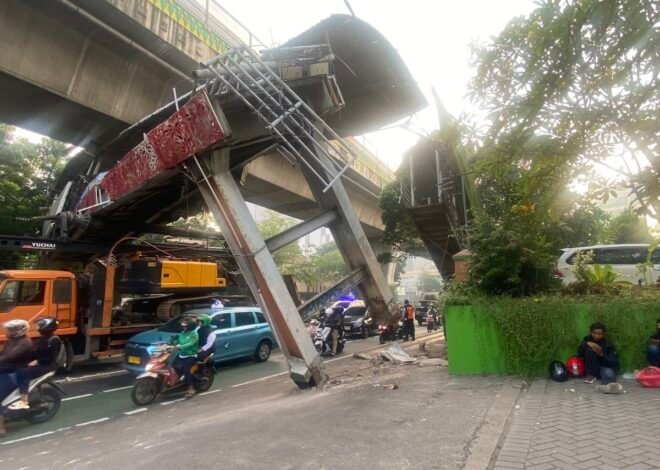 Truk Pengangkut Crane Tersangkut JPO di Tendean, Polisi Atur Arus Lalu Lintas