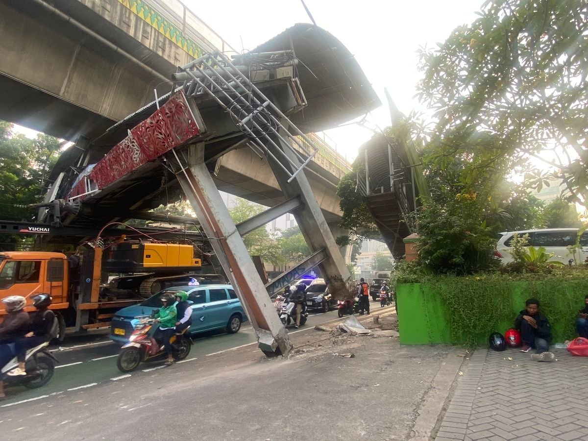 Truk Pengangkut Crane Tersangkut JPO di Tendean, Polisi Atur Arus Lalu Lintas
