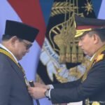 Kapolri Sematkan Medali Loka Praja Samrakshana kepada Presiden Prabowo