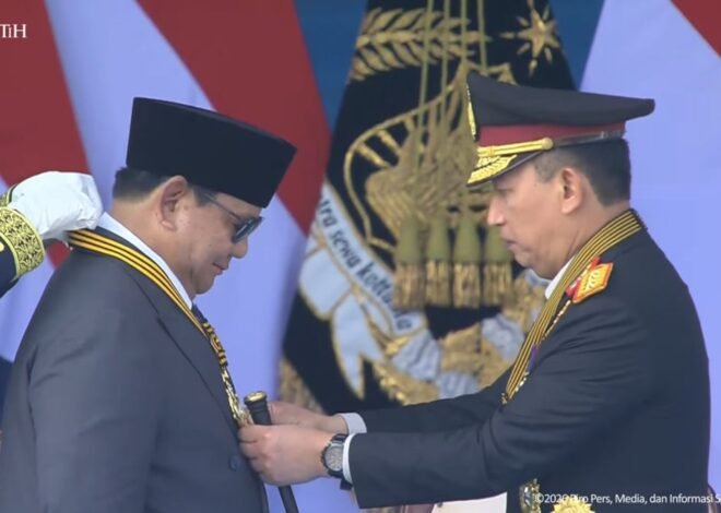 Kapolri Sematkan Medali Loka Praja Samrakshana kepada Presiden Prabowo