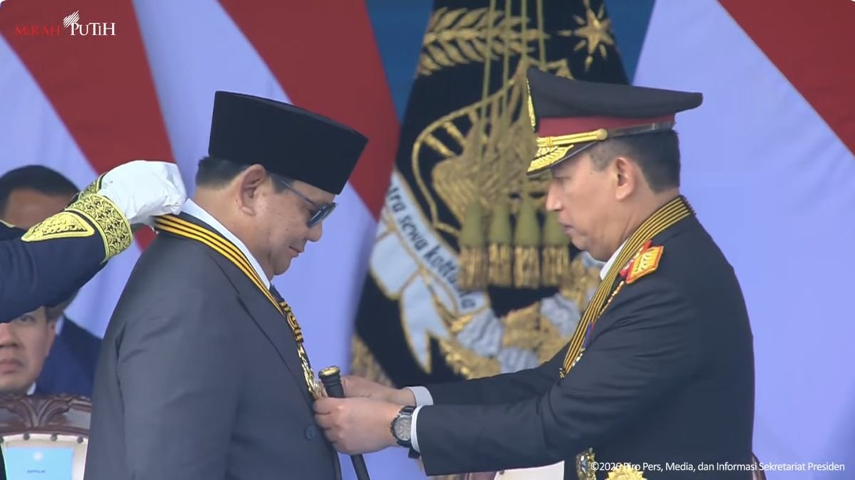 Kapolri Sematkan Medali Loka Praja Samrakshana kepada Presiden Prabowo