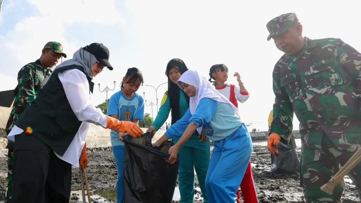 Banyuwangi Jadi Percontohan Gerakan Indonesia ASRI, Ribuan Orang Turun Bersihkan Pantai
