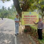 Jasa Raharja Cabang Tasikmalaya Bersama Unit Gakkum Polres Pangandaran Pasang Spanduk Himbauan Keselamatan di Titik Rawan Laka