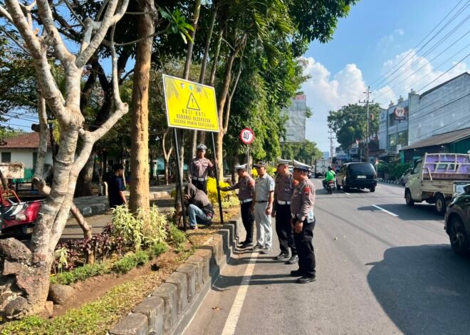 Jasa Raharja dan Satlantas Polres Magelang Kota Pasang Rambu di Titik Rawan Kecelakaan sebagai Upaya Pencegahan Kecelakaan