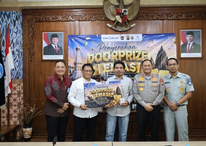 Tim Pembina Samsat DIY dan Bank BPD DIY Serahkan Hadiah Doorprize Emas kepada 12 Wajib Pajak yang Beruntung