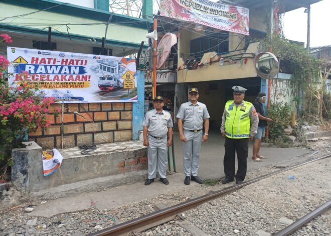 Tingkatkan Keselamatan Lalu Lintas, PT Jasa Raharja (Persero) Kantor Wilayah Utama DKI Jakarta dan Satlantas Polres Metro Jakarta Utara Pasang Spanduk himbauan di Perlintasan Sebidang