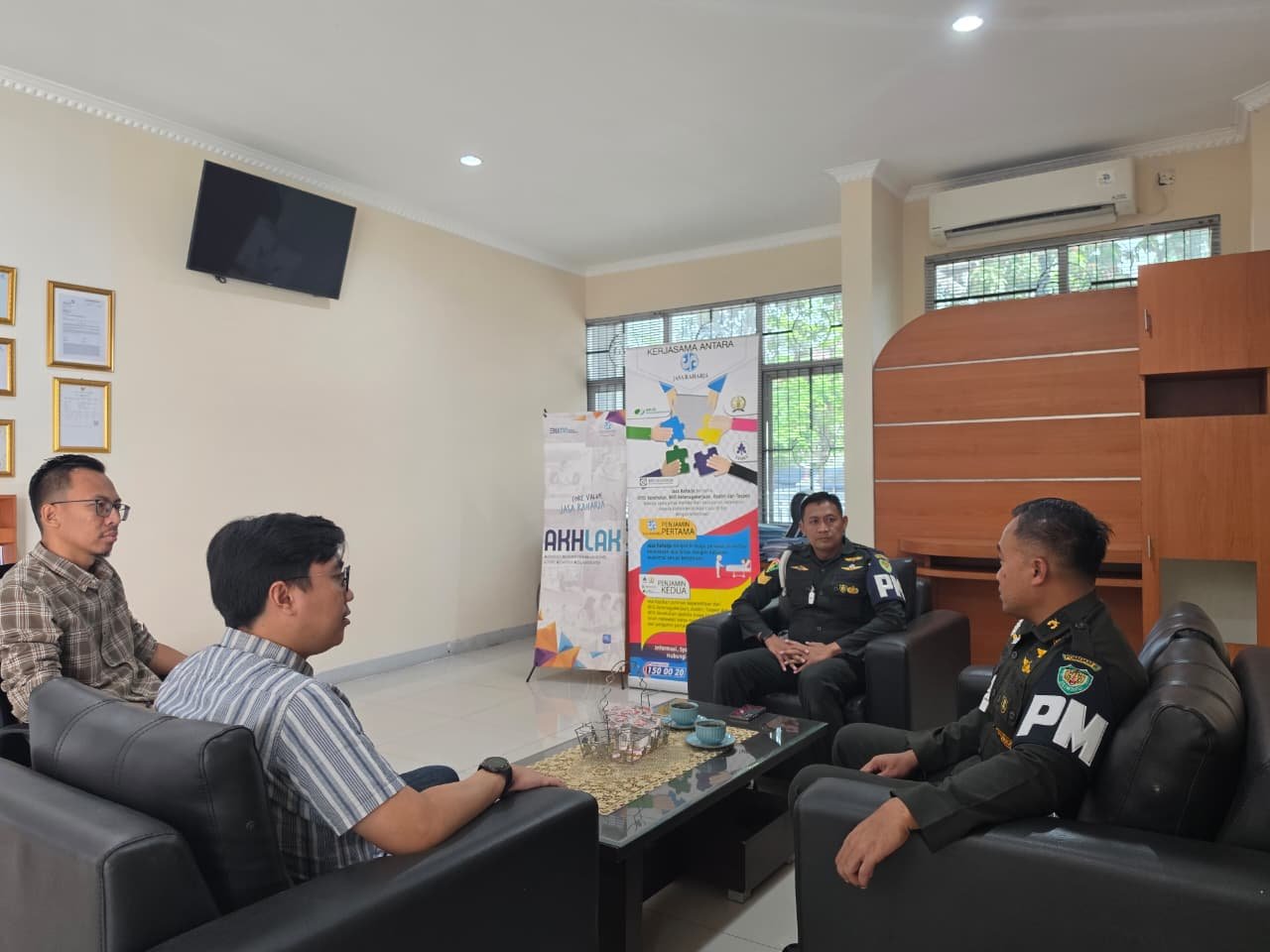 Jasa Raharja dan Subdenpom Karawang Perkuat Sinergi Penanganan Laka Lantas yang Melibatkan Anggota TNI