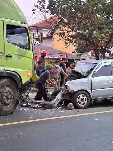 Adu Banteng Truk dan Mobil Pribadi di Bogem, Polisi Lakukan Penyelidikan