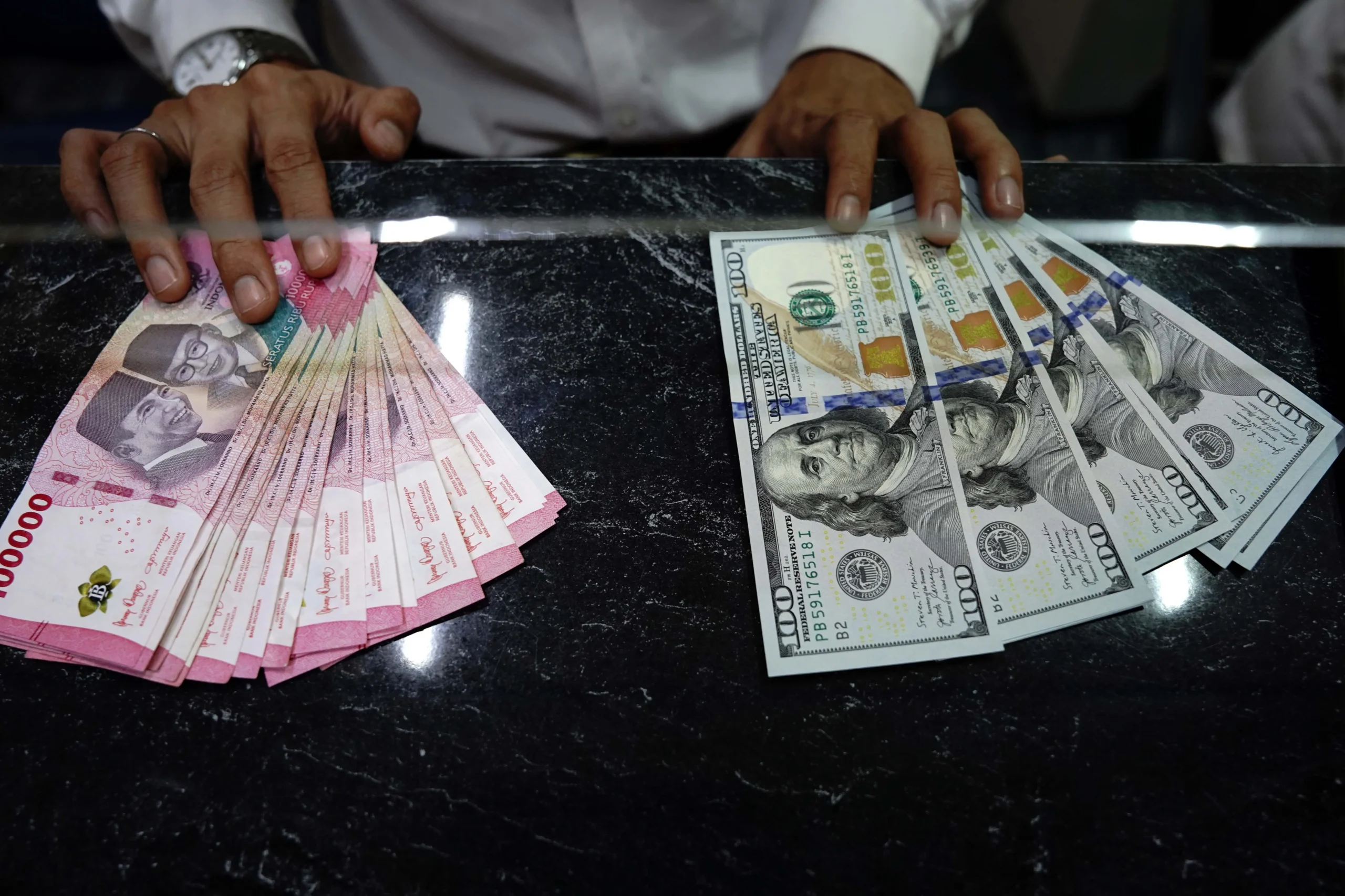 Rupiah Melemah Tipis 0,04 Persen, Pasar Pantau Pergerakan Dolar AS