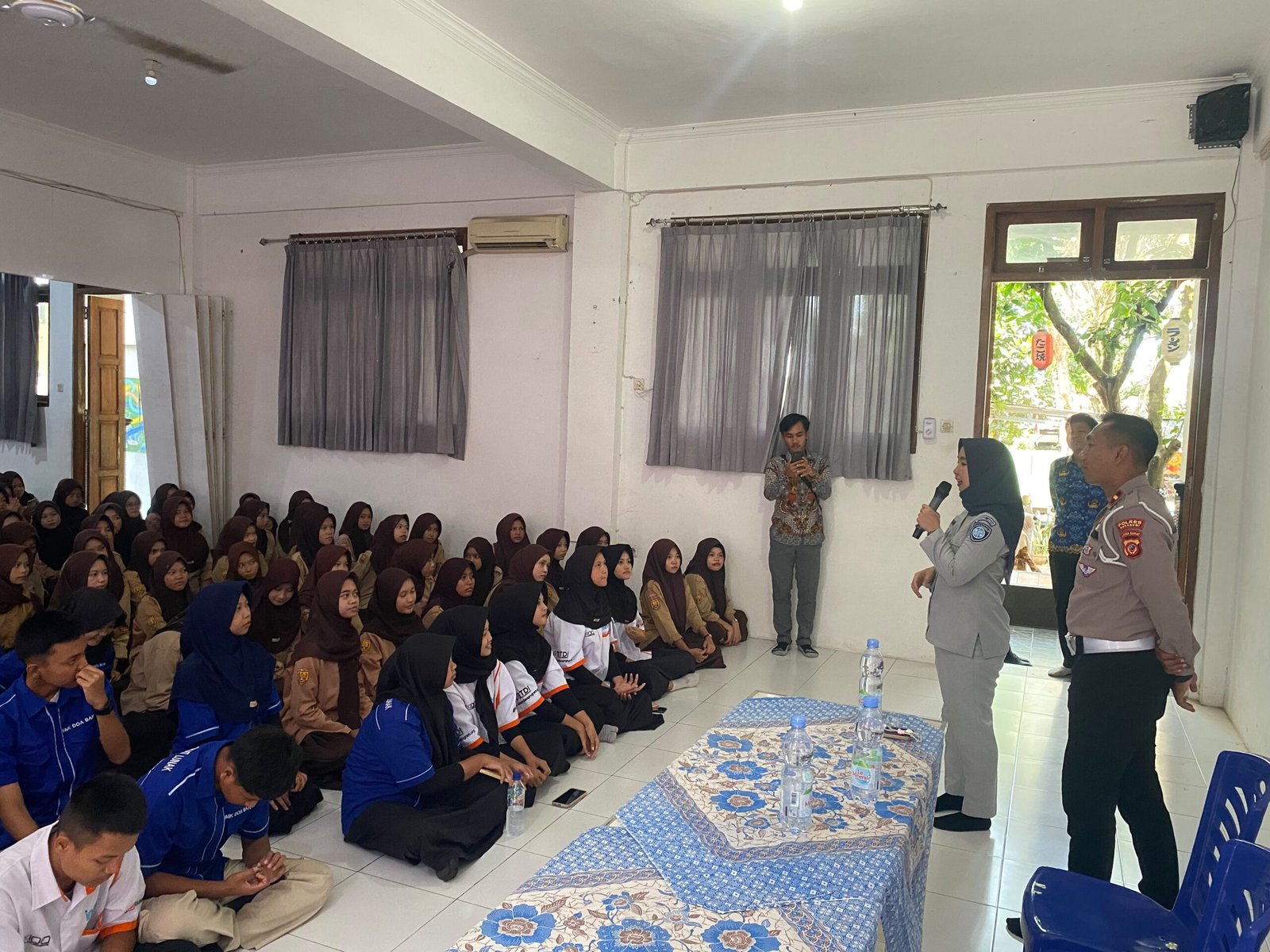 Jasa Raharja Sukabumi dan Satlantas Polres Sukabumi Edukasi Keselamatan Berlalu Lintas kepada Pelajar SMK Doa Bangsa