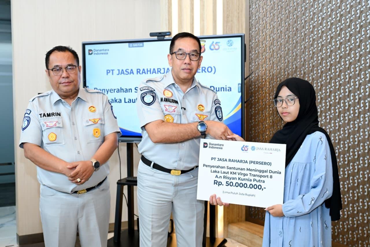 Jasa Raharja Serahkan Santunan kepada Dua Ahli Waris Korban KM Virgo Transport 8 di Jawa Barat