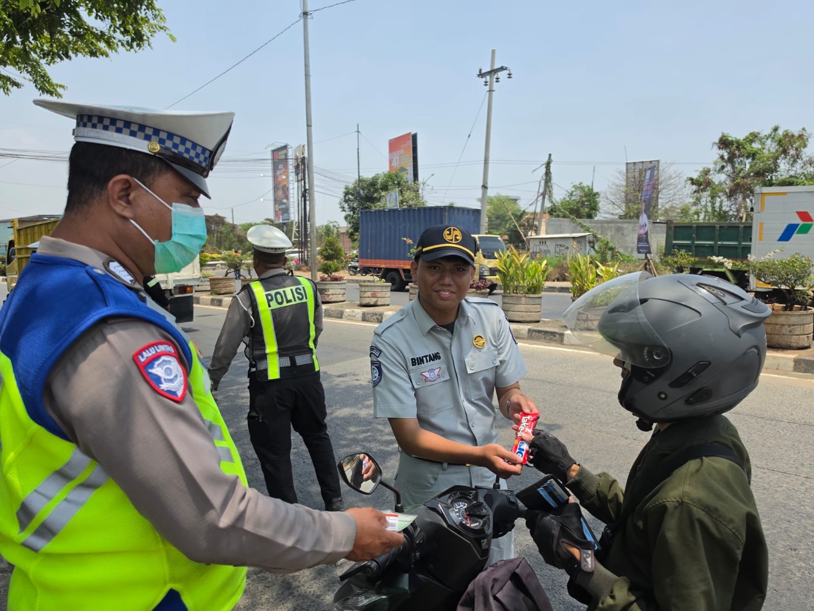 Aksi Simpatik Jasa Raharja Karawang Guna meningkatkan Kewaspadaan dalam Berkendara dan Menekan Angka Laka Lantas di Karawang 